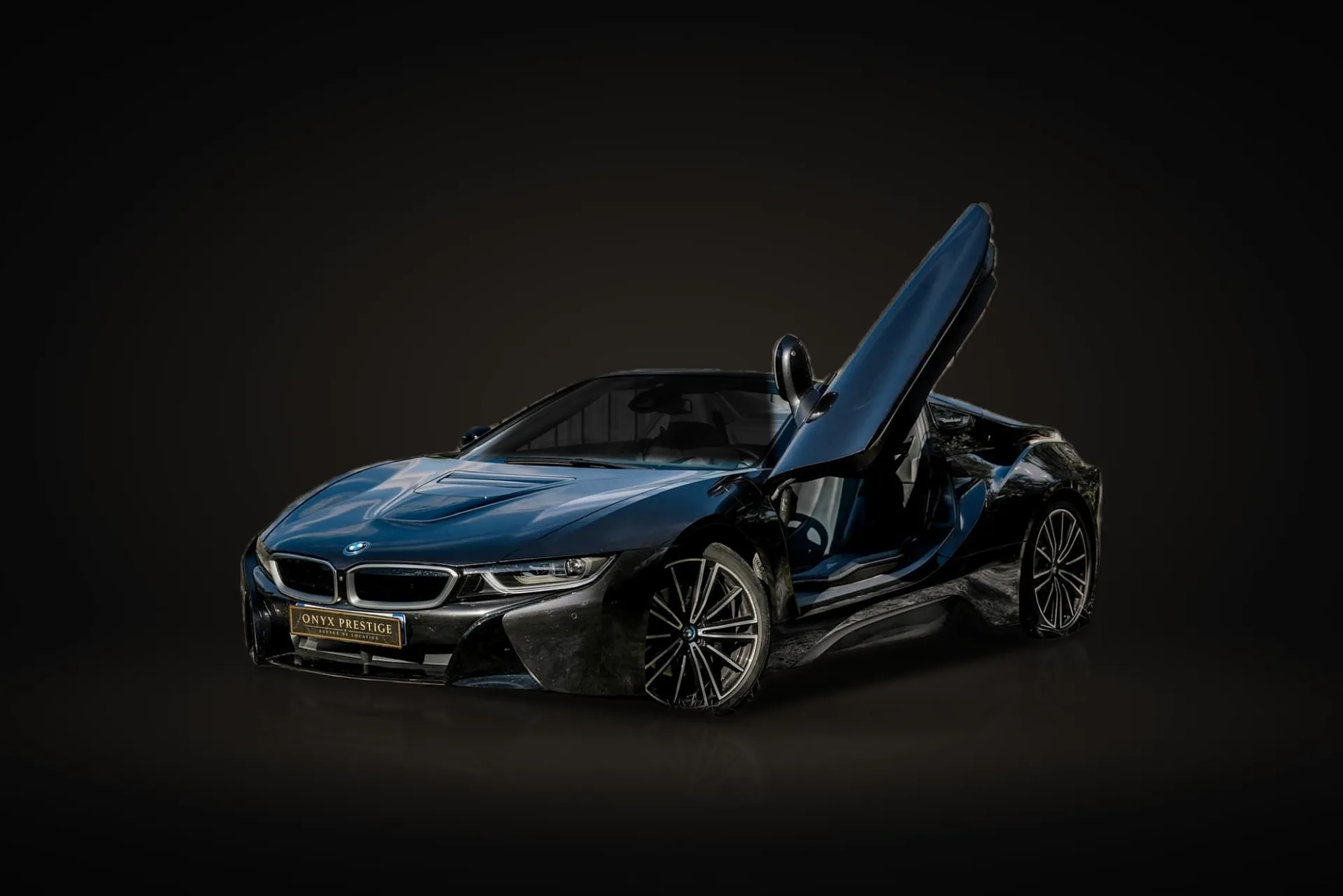 BMW i8 Roadster gris foncé, portes en élytre ouvertes, vue avant trois quarts