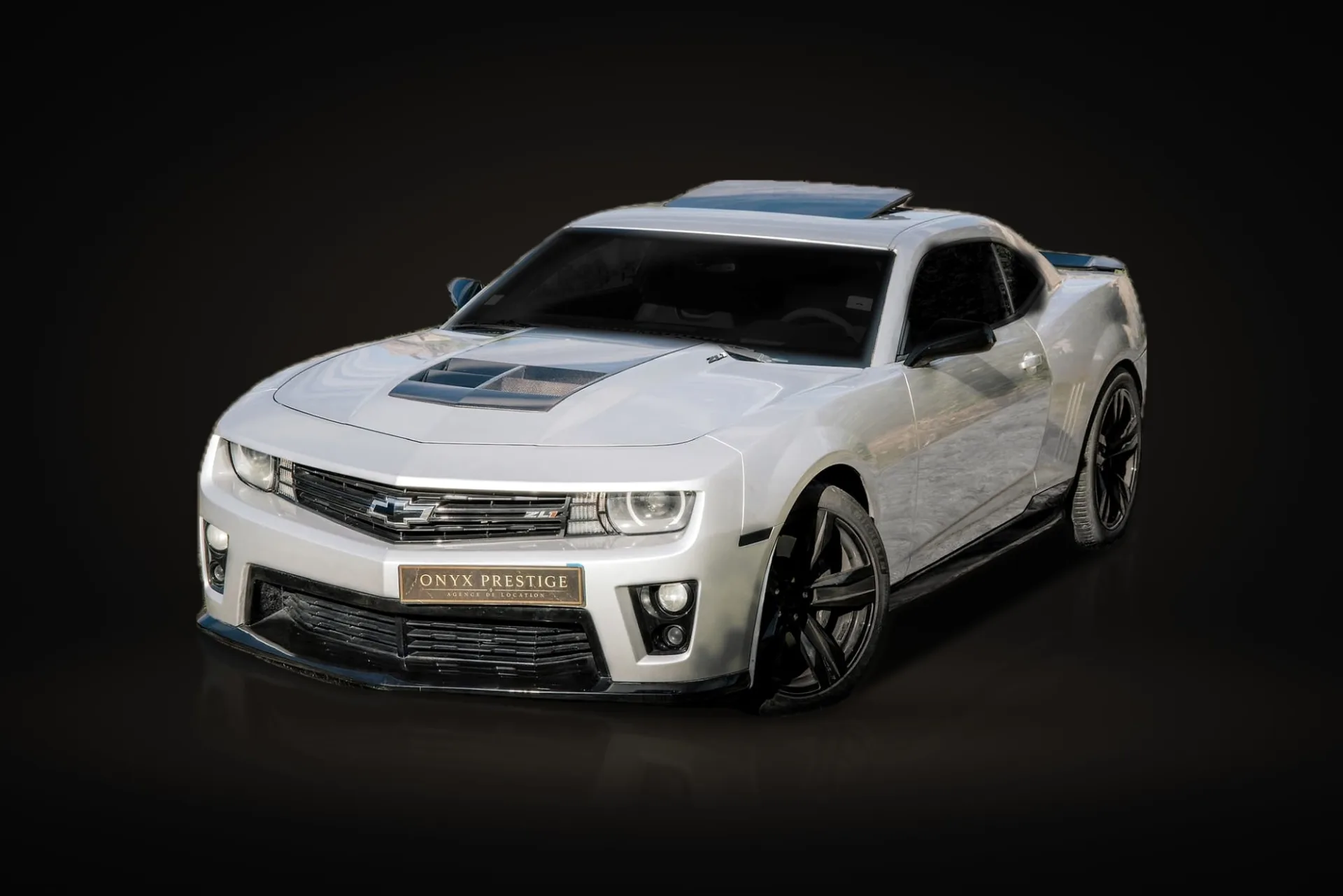 Chevrolet Camaro ZL1 argent, vue avant trois quarts