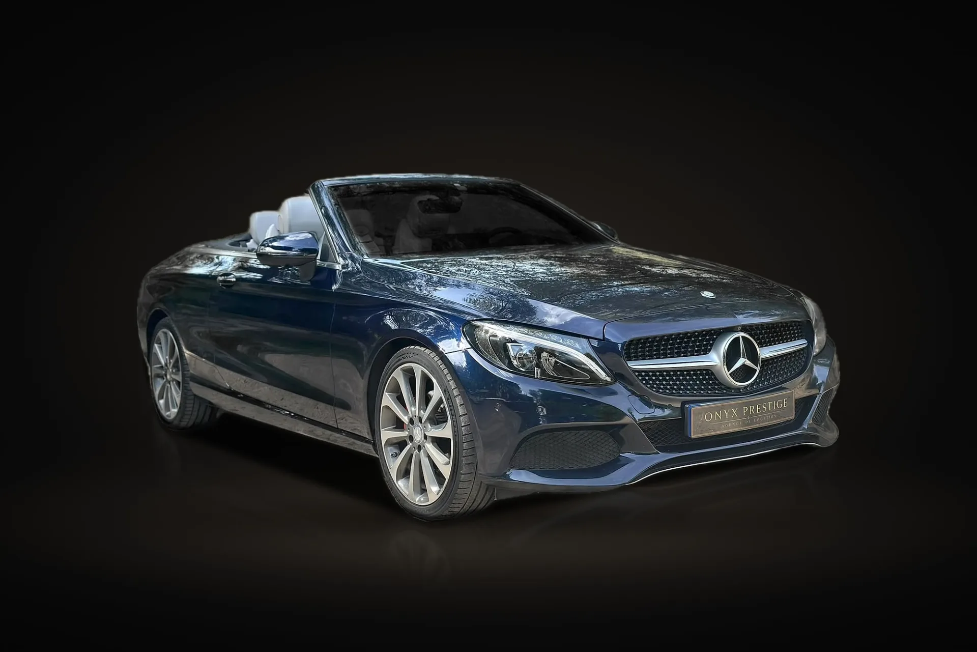 Mercedes Classe C Cabriolet bleu nuit, capote ouverte, vue avant trois quarts